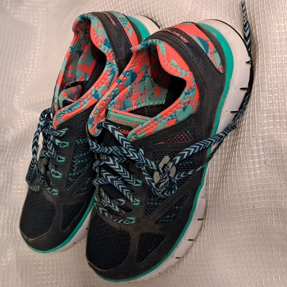 Skechers memory foam gel infused relaxed fit women's sneakers size 7
